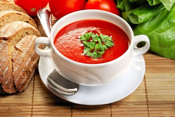 ניתן לגוון את תפריט דיאטת השתייה עם מרק עגבניות